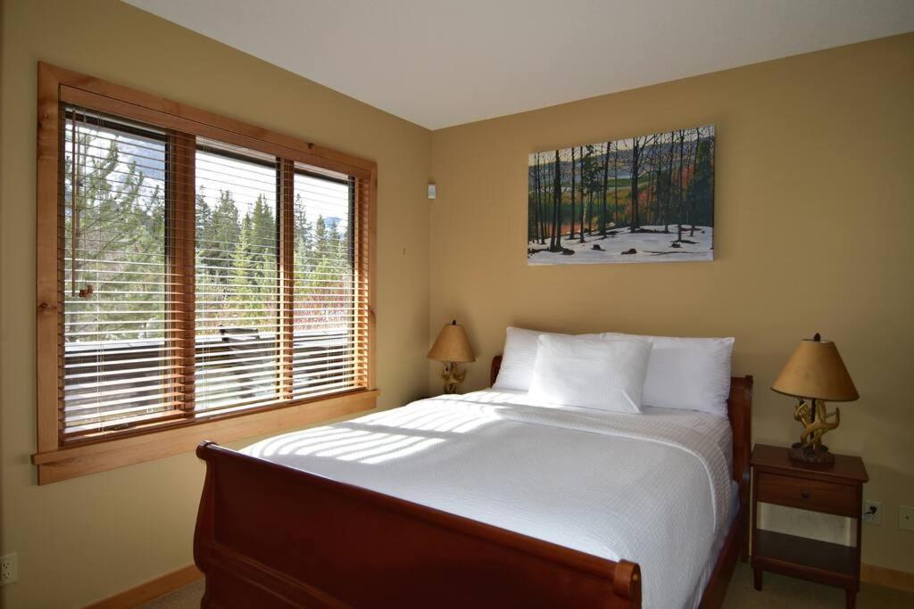 Luxurious Rundle Cliffs Lodge In Spring Creek Canmore Buitenkant foto