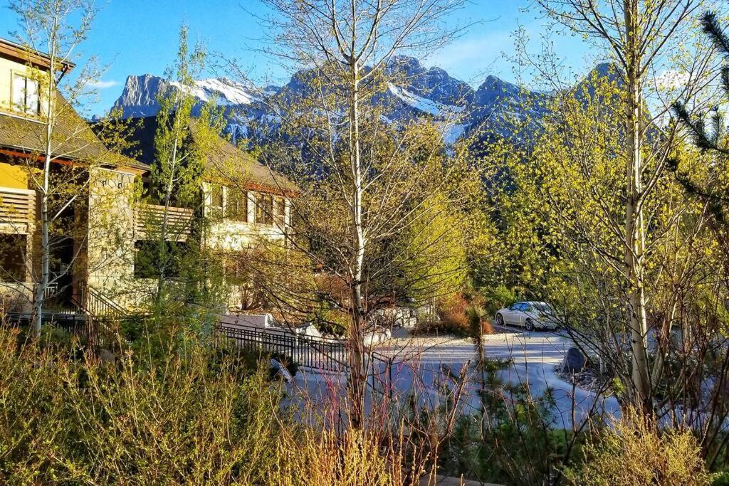 Luxurious Rundle Cliffs Lodge In Spring Creek Canmore Buitenkant foto