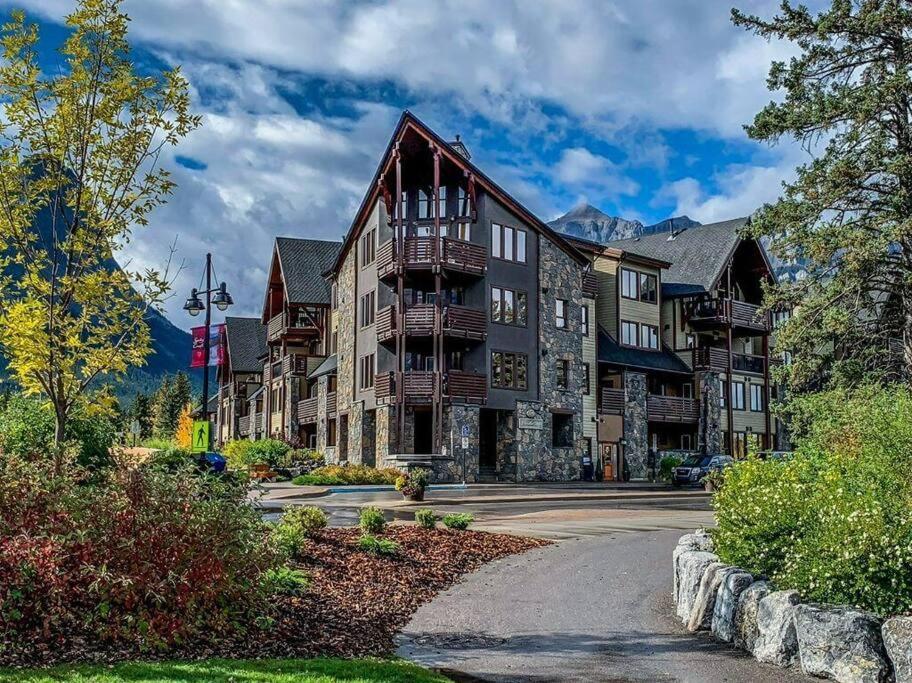 Luxurious Rundle Cliffs Lodge In Spring Creek Canmore Buitenkant foto
