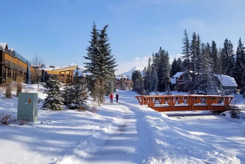 Luxurious Rundle Cliffs Lodge In Spring Creek Canmore Buitenkant foto