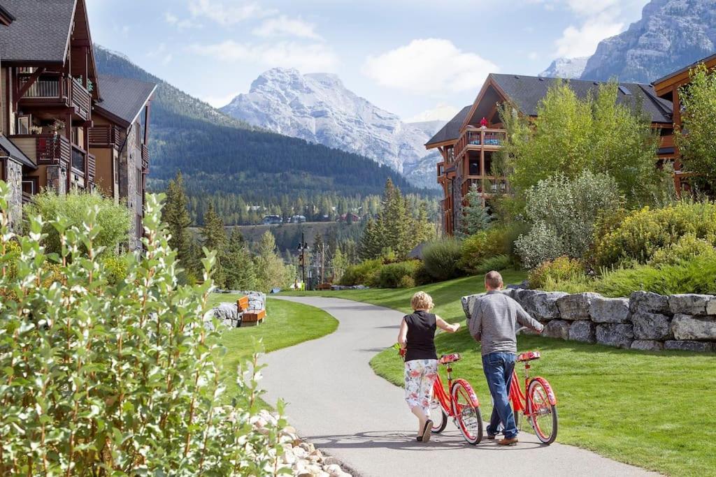 Luxurious Rundle Cliffs Lodge In Spring Creek Canmore Buitenkant foto