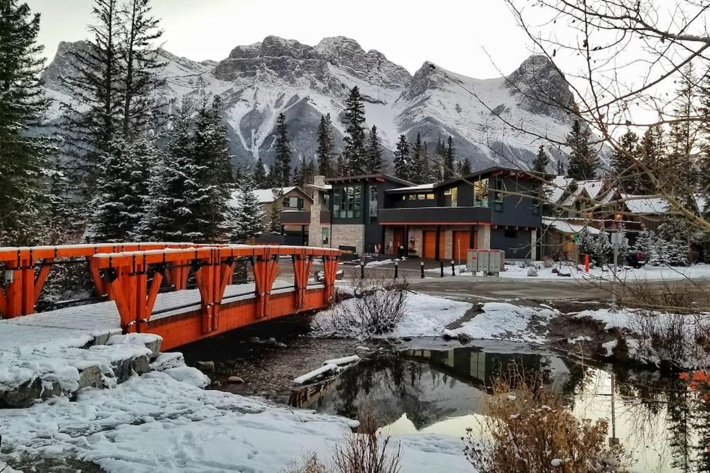 Luxurious Rundle Cliffs Lodge In Spring Creek Canmore Buitenkant foto