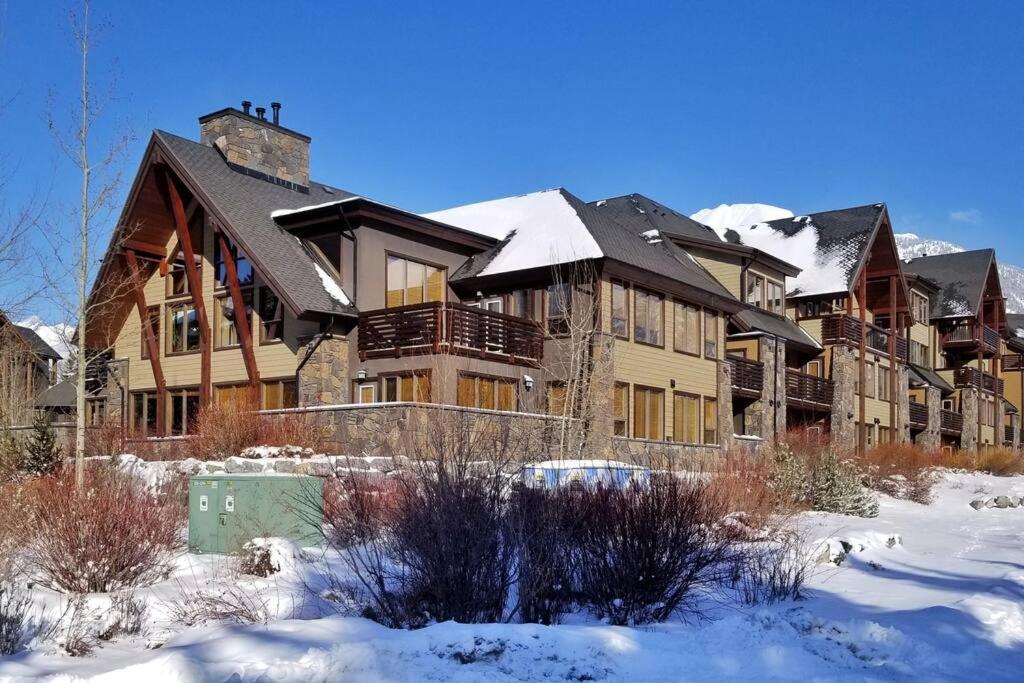 Luxurious Rundle Cliffs Lodge In Spring Creek Canmore Buitenkant foto