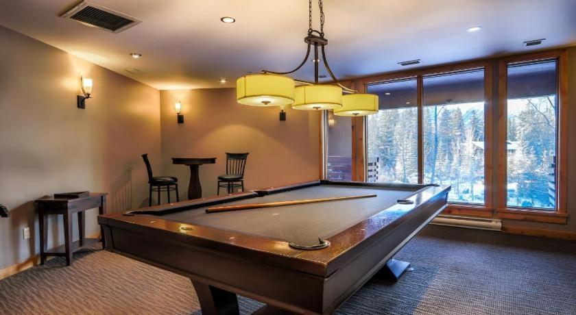 Luxurious Rundle Cliffs Lodge In Spring Creek Canmore Buitenkant foto