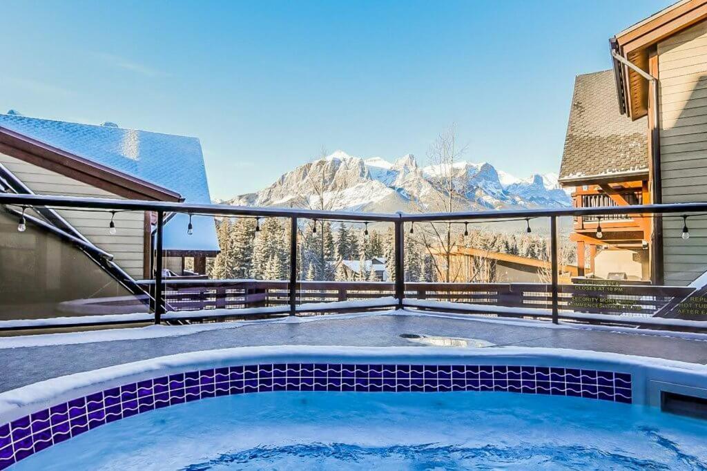 Luxurious Rundle Cliffs Lodge In Spring Creek Canmore Buitenkant foto
