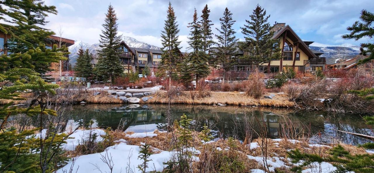 Luxurious Rundle Cliffs Lodge In Spring Creek Canmore Buitenkant foto