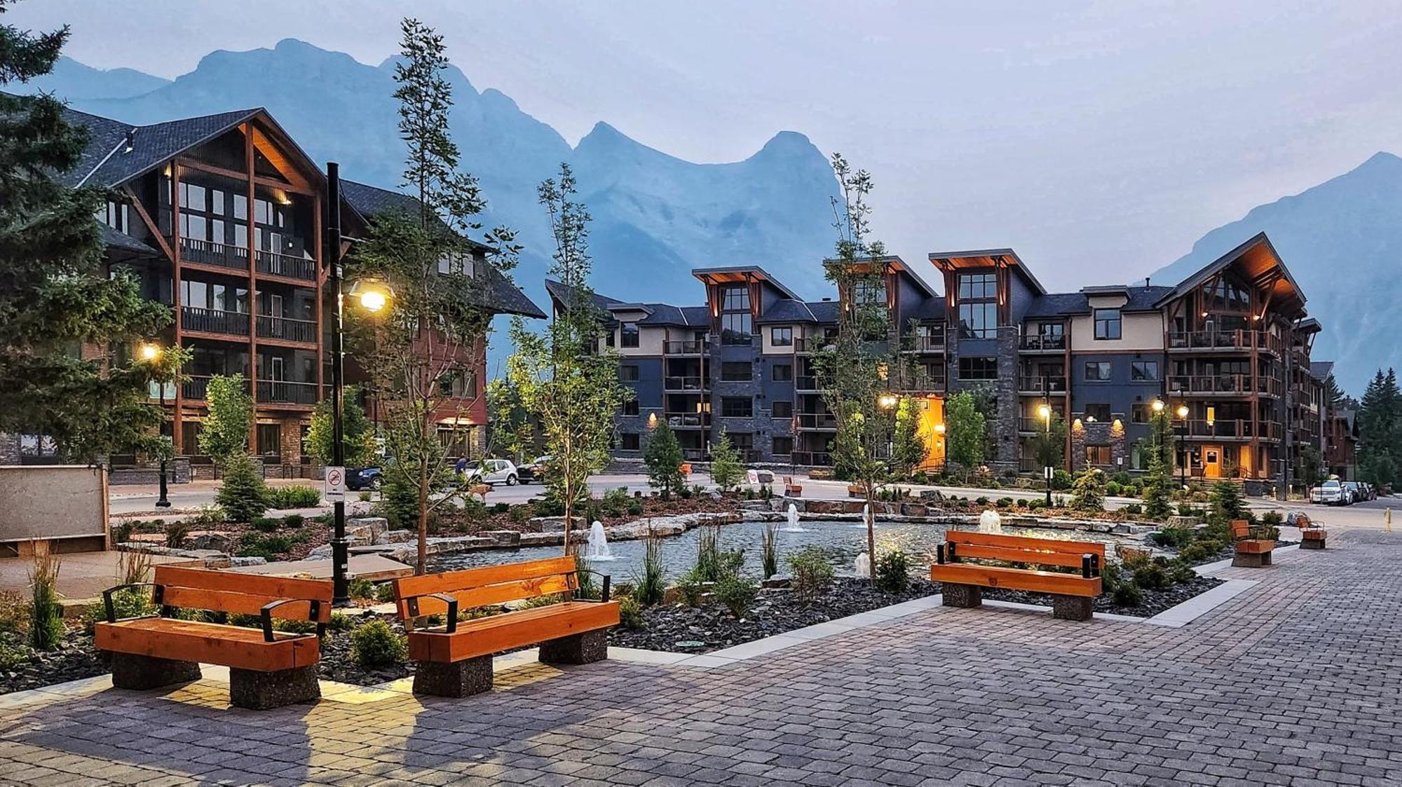 Luxurious Rundle Cliffs Lodge In Spring Creek Canmore Buitenkant foto
